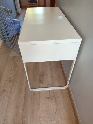 Escritorio blanco con cajón y hueco.