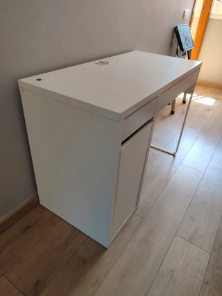 Escritorio blanco con cajón y hueco.