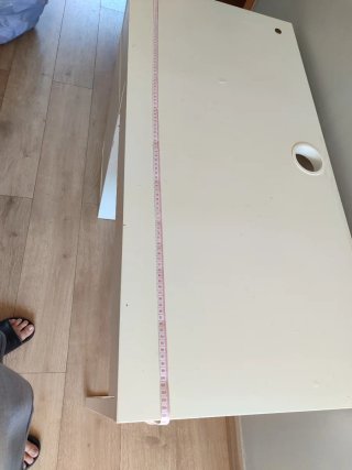 Escritorio blanco con cajón y hueco.