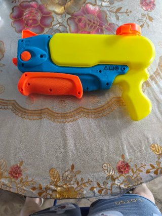Pistola de agua azul y amarilla