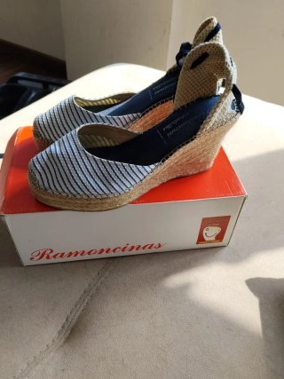 Sandalias cuña Ramoncinas rayas azules