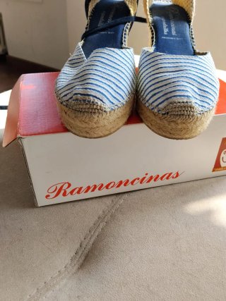 Sandalias cuña Ramoncinas rayas azules