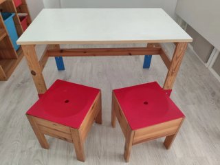 Mesa infantil con taburetes con almacenaje