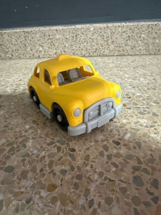 Coche de juguete amarillo estilo ingles.