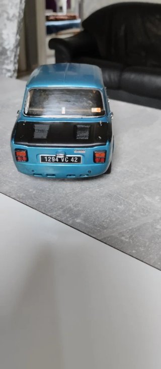 Coche de juguete azul