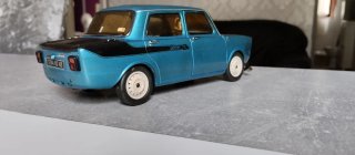 Coche de juguete azul