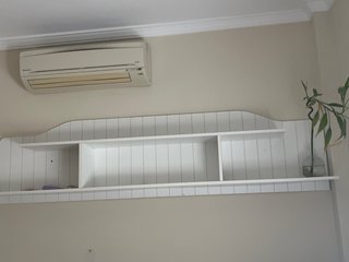 Estantería de pared blanca