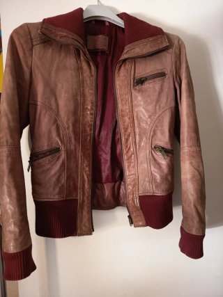 Chaqueta de cuero rosa/rojo mujer. Talla mediana.