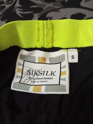 Pantalón corto SikSilk negro y amarillo