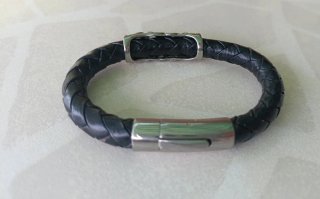 Pulsera de cuero trenzado con calavera