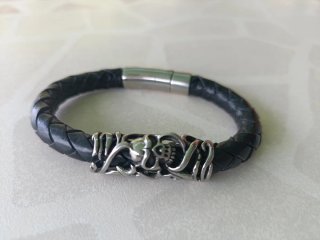 Pulsera de cuero trenzado con calavera