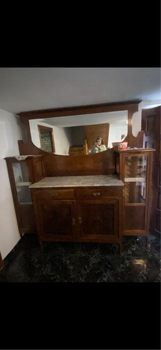 Mueble antiguo de madera con espejo y vitrinas