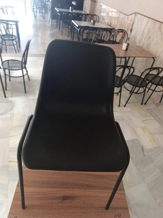 Silla de oficina negra y marrón
