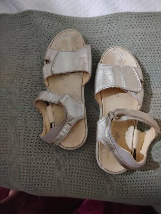 Sandalias Primigi doradas y plateadas