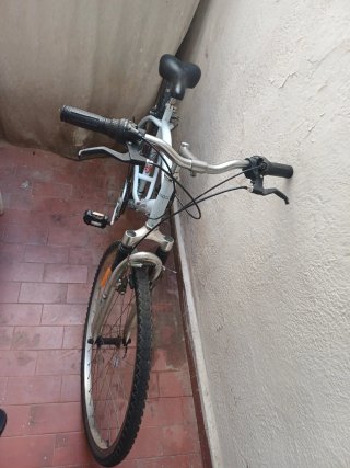 Bicicleta de montaña blanca
