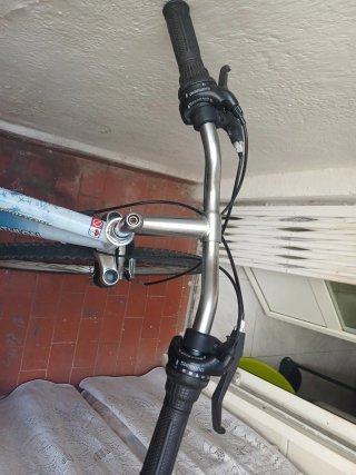 Bicicleta de montaña blanca
