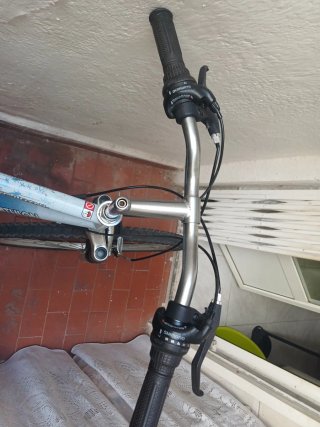 Bicicleta de montaña blanca