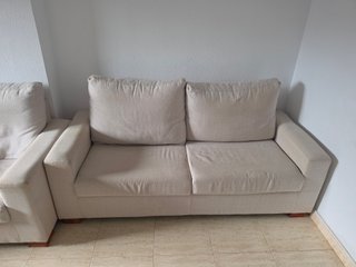 Sofá cama y sillón beige.