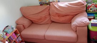 Sofá rosa de tela
