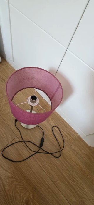 Lámpara de mesa rosa y metálica