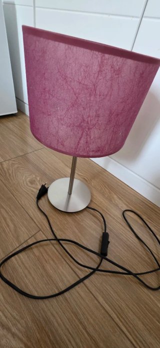 Lámpara de mesa rosa y metálica