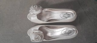 Zapatos de novia blancos con flor