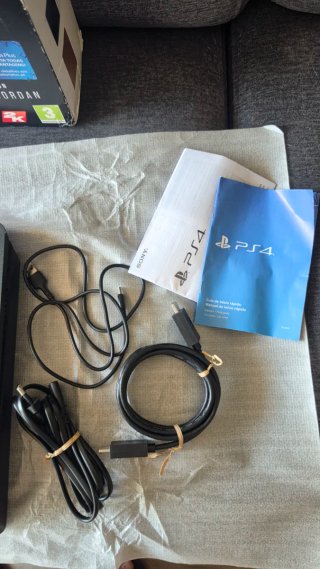PS4 SLIM 1TB + COMPLEMENTOS