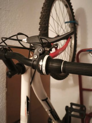 Bicicleta de montaña blanca