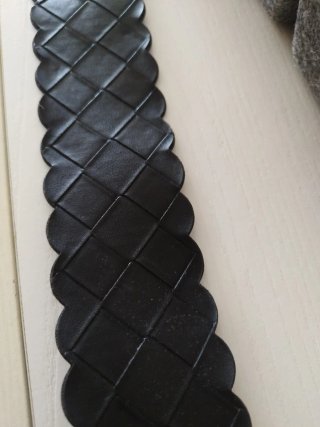 Cinturón negro trenzado con hebilla redonda
