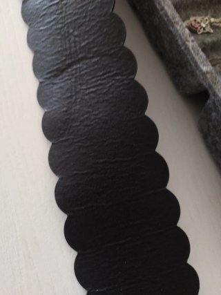Cinturón negro trenzado con hebilla redonda