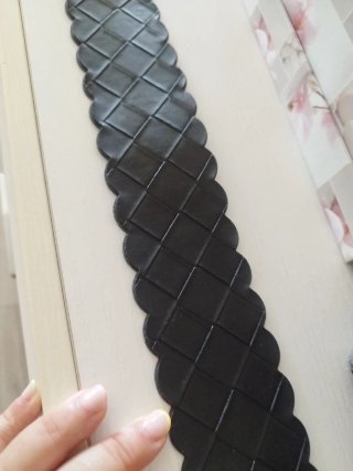 Cinturón negro trenzado con hebilla redonda