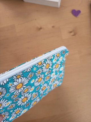Estuche de tela con estampado de margaritas