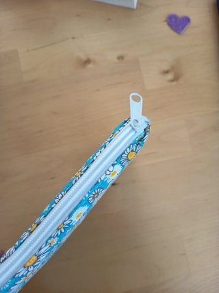 Estuche de tela con estampado de margaritas