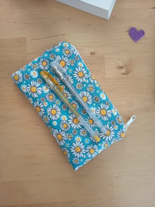 Estuche de tela con estampado de margaritas