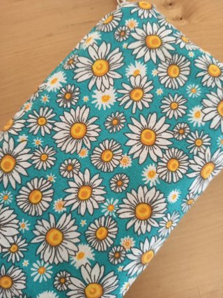 Estuche de tela con estampado de margaritas