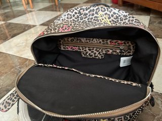 Mochila estampado guepardo con grafitis