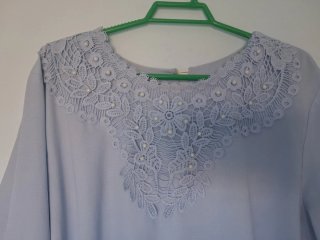 Elegante blusa azul con encaje
