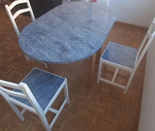 Mesa extensible y cuatro sillas para cocina