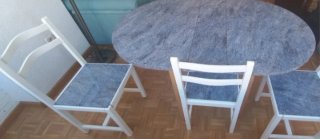 Mesa extensible y cuatro sillas para cocina