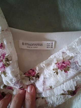 Vestido Stradivarius floral blanco y rosa