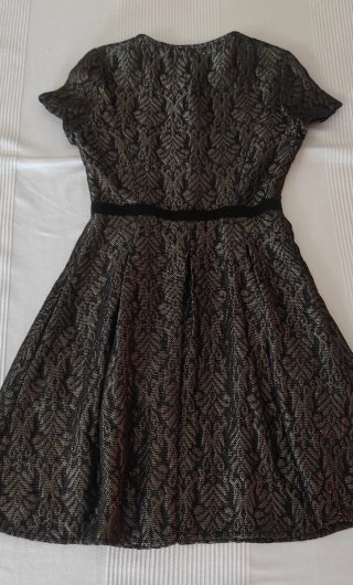 Elegante vestido Naf Naf negro y dorado