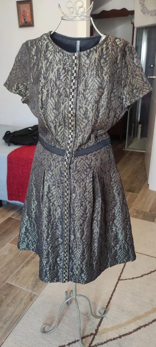 Elegante vestido Naf Naf negro y dorado