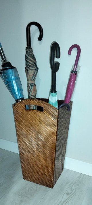 Paragüero de madera con diseño rayado