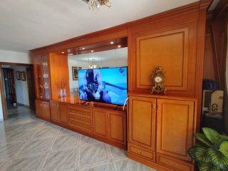 Mueble de comedor clasico de madera y espejo