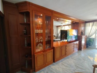 Mueble de comedor clasico de madera y espejo