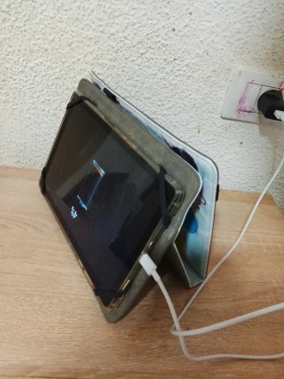 Tablet negra con funda