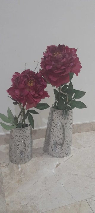 2 Jarrones Grises con Flores y bandeja con bolas