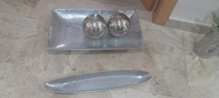 2 Jarrones Grises con Flores y bandeja con bolas