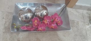 2 Jarrones Grises con Flores y bandeja con bolas
