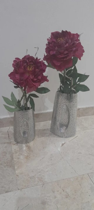 2 Jarrones Grises con Flores y bandeja con bolas